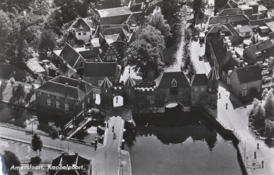 130683 Luchtfoto van de Koppelpoort te Amersfoort.